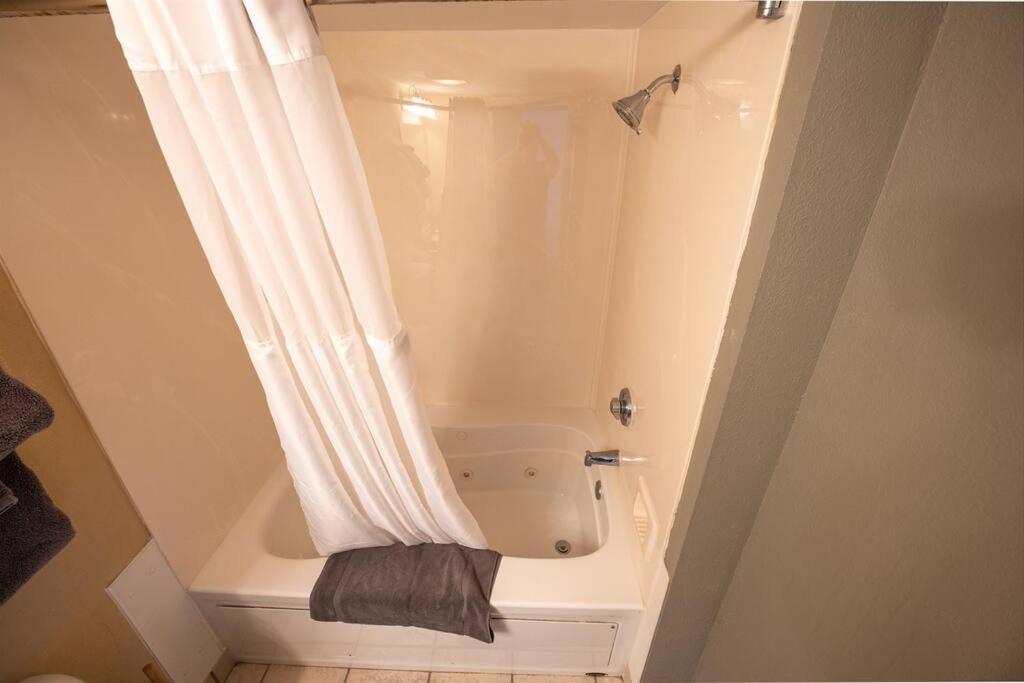 マートルビーチ Baywatch Renovated, Unobstructed Oceanfront Views!ヴィラ エクステリア 写真